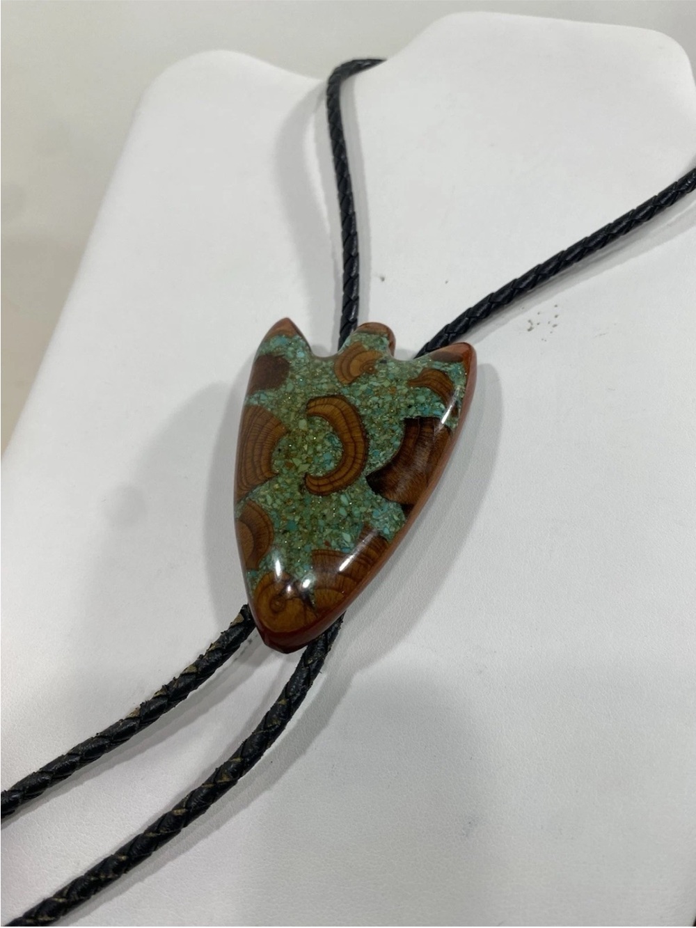 Vtg Lacquered Wood & Turquoise Chip Arrowhead On Braided Black Leather Bolo Tie